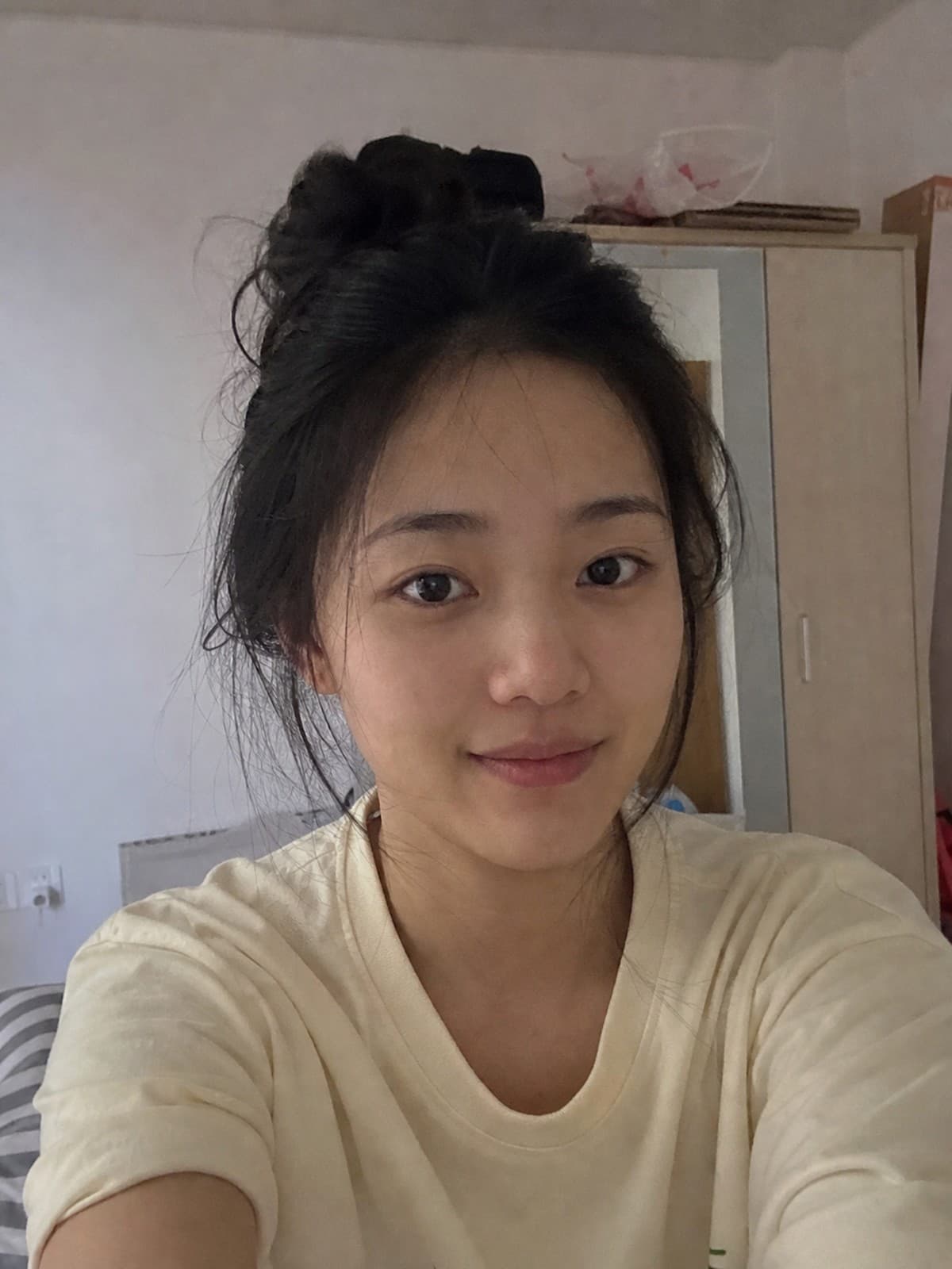 把这张自拍改成韩系治愈风头像 · 原图